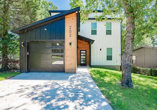 Photo 3 of Single family home for sale at 202 Sunray St, Mabank, TX 75156 | MLS# 21321987 | Listing updated on 2026-09-10
