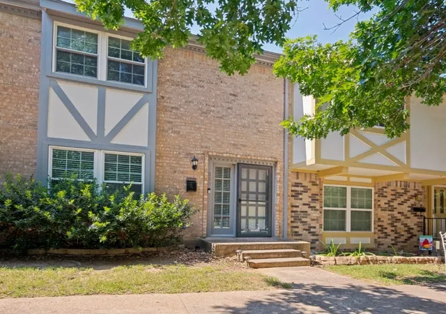 Photo 1 of Townhouse for sale at 380 Westview Ter, Arlington, TX 76013 | MLS# 21323622 | Listing updated on 2026-07-29