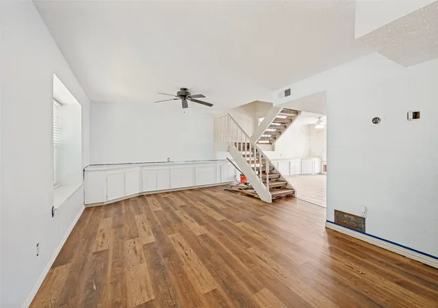 Photo 2 of Townhouse for sale at 380 Westview Ter, Arlington, TX 76013 | MLS# 21323622 | Listing updated on 2026-07-29