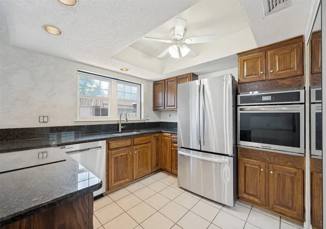 Photo 3 of Townhouse for sale at 380 Westview Ter, Arlington, TX 76013 | MLS# 21323622 | Listing updated on 2026-07-29