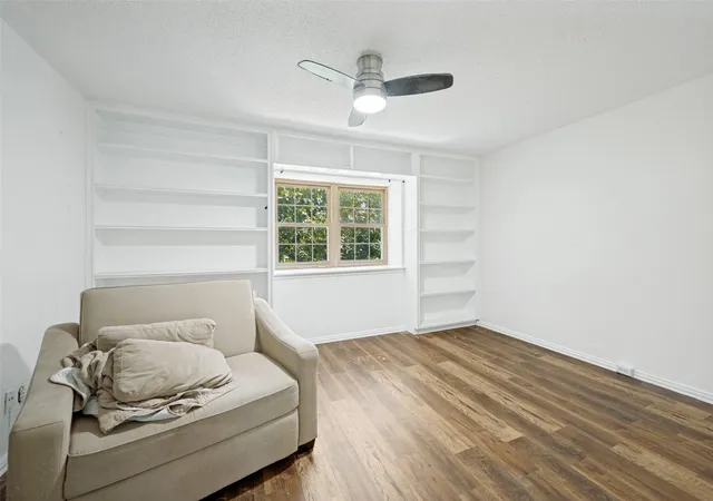 Photo 4 of Townhouse for sale at 380 Westview Ter, Arlington, TX 76013 | MLS# 21323622 | Listing updated on 2026-07-29