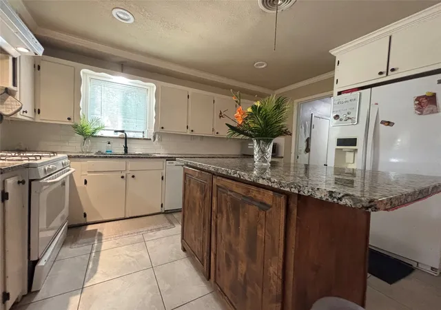 Photo 3 of Sale Pending at 7420 Foster Dr, Fort Worth, TX 76135 | MLS# 21324379 | Listing updated on 2026-09-10