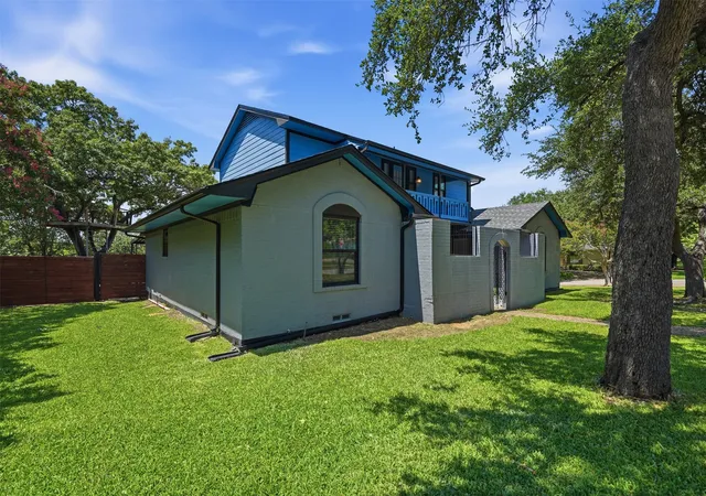 Photo 3 of Single family home for sale at 1613 Iroquois Dr, Garland, TX 75043 | MLS# 21320819 | Listing updated on 2026-09-29