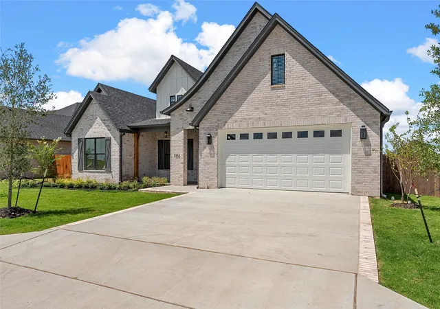 Photo 3 of Single family home for sale at 1333 Tahonta Dr, Hewitt, TX 76643 | MLS# 21320189 | Listing updated on 2026-10-06