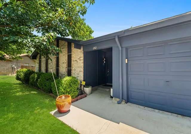 Photo 2 of Sale Pending at 202 Fleetwood Ct, Arlington, TX 76014 | MLS# 21324403 | Listing updated on 2026-09-14