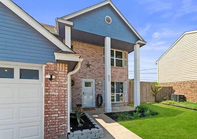 Photo 1 of Single family home for sale at 622 Mission Hills Dr, Arlington, TX 76018 | MLS# 21324616 | Listing updated on 2026-09-10