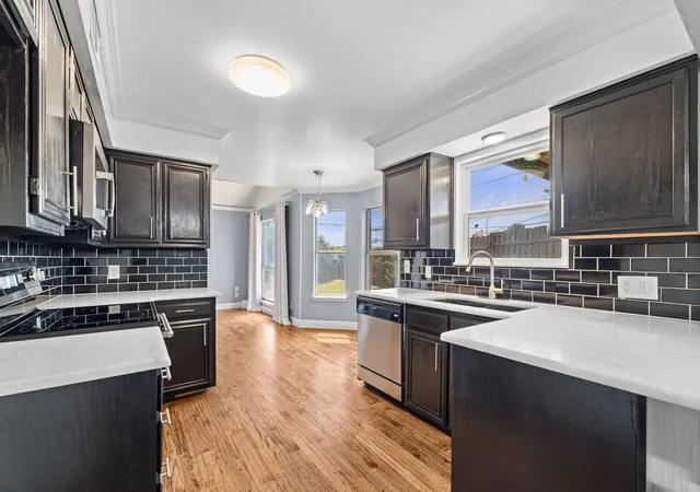 Photo 3 of Single family home for sale at 622 Mission Hills Dr, Arlington, TX 76018 | MLS# 21324616 | Listing updated on 2026-09-10