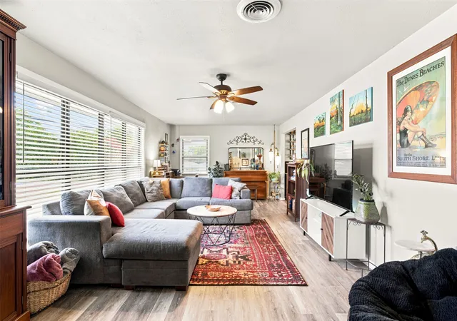 Photo 4 of Single family home for sale at 627 Bellaire Dr, Woodway, TX 76712 | MLS# 21324822 | Listing updated on 2026-08-01