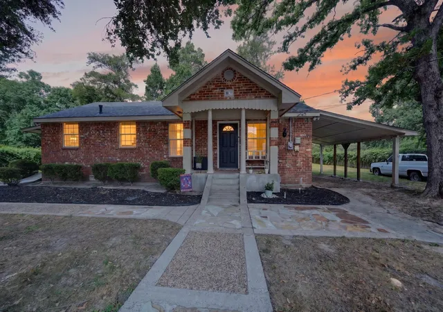 Photo 2 of Single family home for sale at 810 Edna St, Athens, TX 75751 | MLS# 21314285 | Listing updated on 2026-09-10