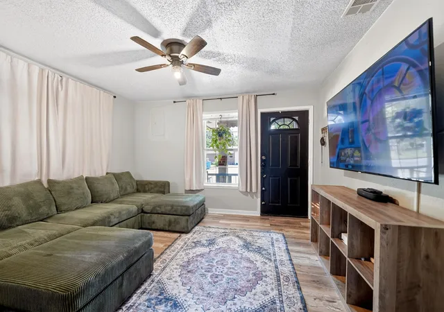 Photo 2 of Single family home for sale at 810 Edna St, Athens, TX 75751 | MLS# 21314285 | Listing updated on 2026-10-07