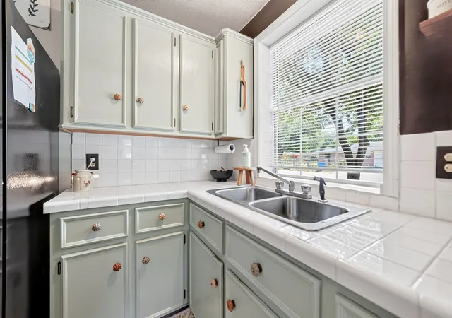 Photo 4 of Single family home for sale at 810 Edna St, Athens, TX 75751 | MLS# 21314285 | Listing updated on 2026-10-07