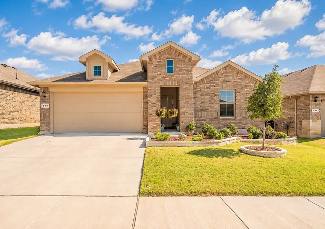 Photo 1 of Sale Pending at 860 Round Robin Ln, Fort Worth, TX 76131 | MLS# 21324092 | Listing updated on 2026-09-08