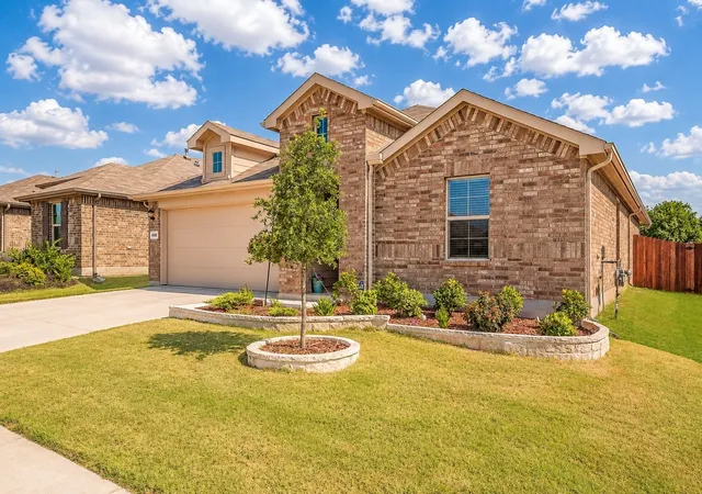 Photo 2 of Sale Pending at 860 Round Robin Ln, Fort Worth, TX 76131 | MLS# 21324092 | Listing updated on 2026-09-08