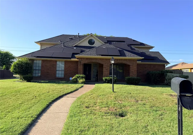 Photo 1 of Single family home for sale at 916 Manor Dr, De Soto, TX 75115 | MLS# 21325161 | Listing updated on 2026-07-30