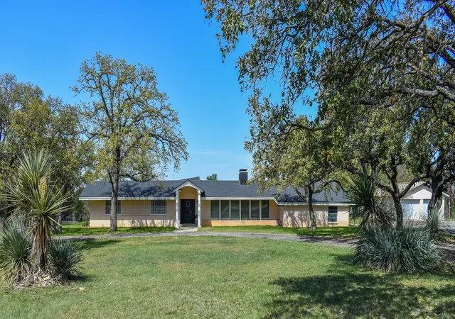Photo 2 of Single family home for sale at 1124 W 6th, Brady, TX 76825 | MLS# 21325232 | Listing updated on 2026-09-09