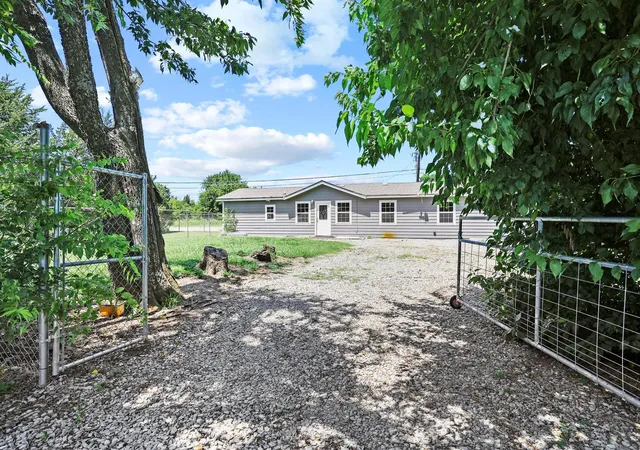 Photo 3 of Single family home for sale at 231 Juniper Dr, Pottsboro, TX 75076 | MLS# 21319613 | Listing updated on 2026-09-29