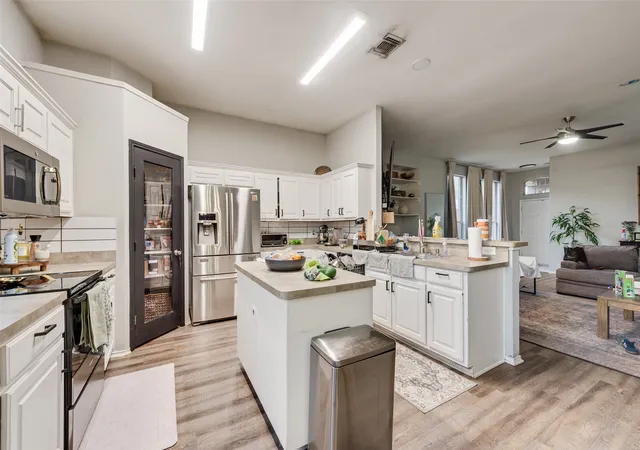Photo 4 of Sale Pending at 8169 Royal Terrace Ln, Fort Worth, TX 76120 | MLS# 21325393 | Listing updated on 2026-09-23