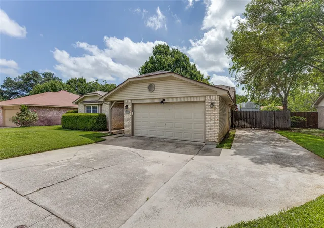 Photo 2 of Single family home for sale at 413 Goldfinch Dr, Fort Worth, TX 76108 | MLS# 21318467 | Listing updated on 2026-09-10