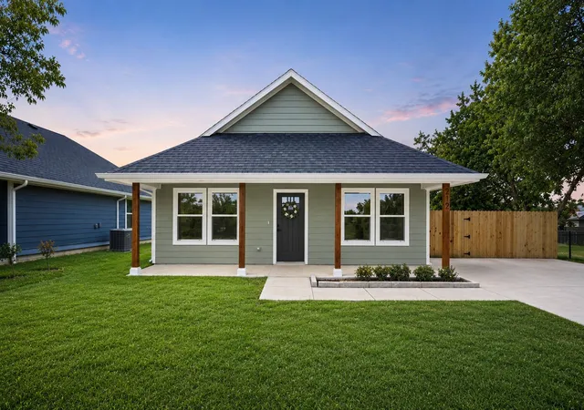 Photo 2 of Single family home for sale at 212 W Madison St, Hillsboro, TX 76645 | MLS# 21325009 | Listing updated on 2026-09-14