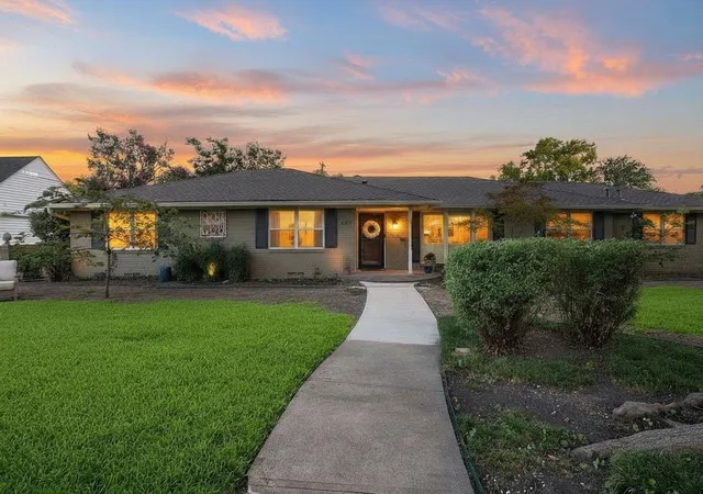 Photo 2 of Single family home for sale at 807 Clearwater Dr, Richardson, TX 75080 | MLS# 21321632 | Listing updated on 2026-09-12
