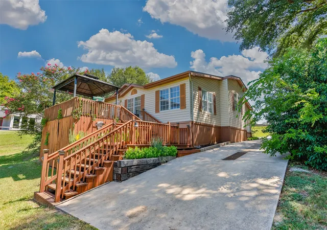 Photo 1 of Single family home for sale at 41 Thompson Rd, Gainesville, TX 76240 | MLS# 21324468 | Listing updated on 2026-09-14