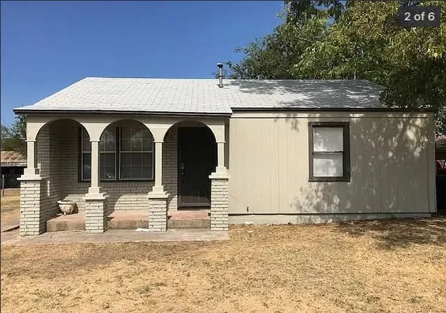 Photo 2 of Sale Pending at 2417 Lowriemore Ln, Fort Worth, TX 76105 | MLS# 21325638 | Listing updated on 2026-09-13