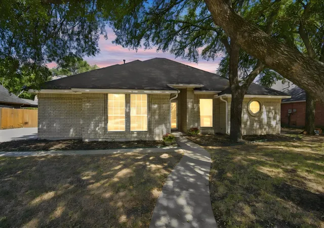 Photo 2 of Single family home for sale at 907 Red Oak Dr, Mansfield, TX 76063 | MLS# 21325771 | Listing updated on 2026-10-04