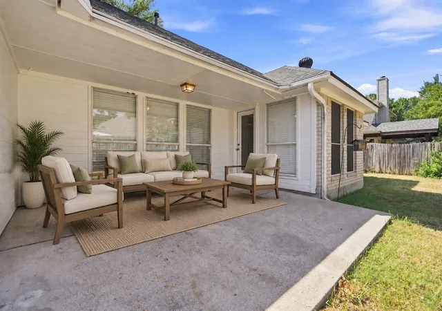 Photo 3 of Single family home for sale at 907 Red Oak Dr, Mansfield, TX 76063 | MLS# 21325771 | Listing updated on 2026-10-04
