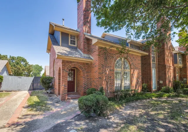 Photo 2 of Sale Pending at 160 Cobblestone Row, Denton, TX 76207 | MLS# 21325788 | Listing updated on 2026-09-09