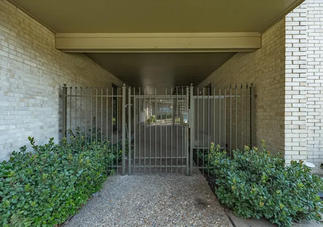 Listing Photo 4 - Condo for sale in building located at 11102 Valleydale Dr, Dallas, TX 75230 - Unit #A