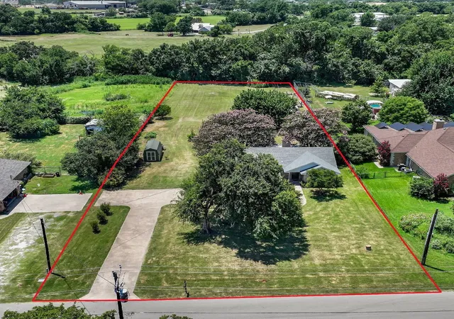 Photo 2 of Sale Pending at 118 Sanchez Creek Ct, Weatherford, TX 76088 | MLS# 21325870 | Listing updated on 2026-10-06