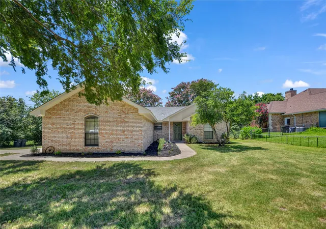 Photo 3 of Sale Pending at 118 Sanchez Creek Ct, Weatherford, TX 76088 | MLS# 21325870 | Listing updated on 2026-10-06