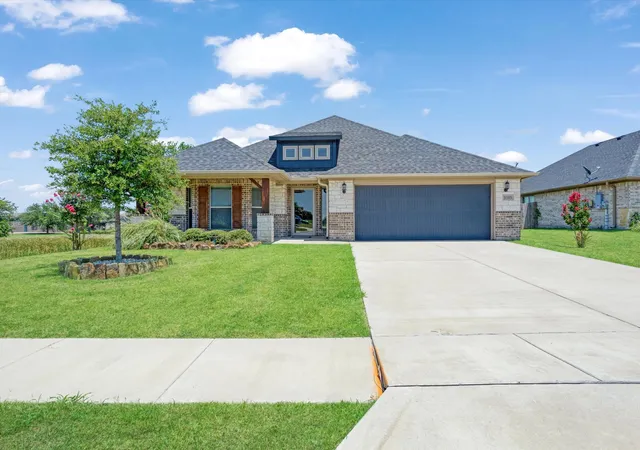 Photo 2 of Single family home for sale at 1105 Del Mar Dr, Sherman, TX 75092 | MLS# 21323477 | Listing updated on 2026-09-14