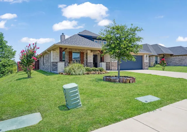 Photo 3 of Single family home for sale at 1105 Del Mar Dr, Sherman, TX 75092 | MLS# 21323477 | Listing updated on 2026-09-14