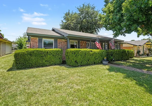 Photo 2 of Single family home for sale at 3610 Chime St, Irving, TX 75062 | MLS# 21325608 | Listing updated on 2026-09-14