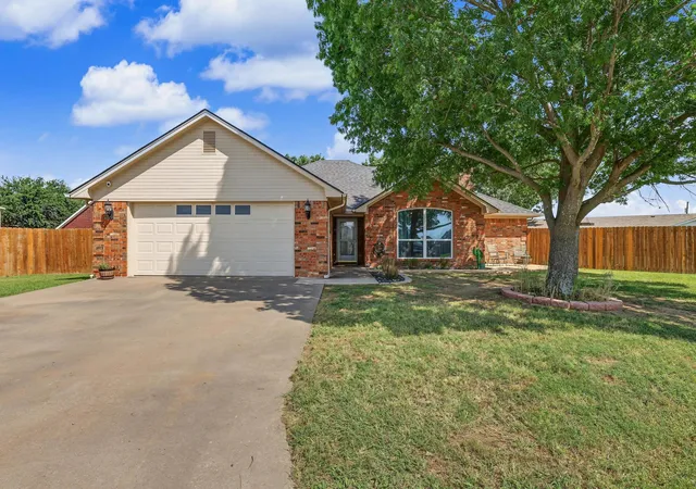 Single family home for sale at 202 Daniel Ct, Collinsville, TX 76233 | MLS# 21326536