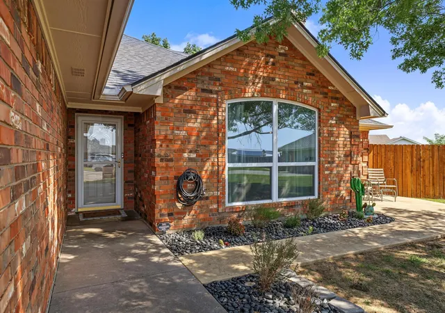 Photo 2 of Single family home for sale at 202 Daniel Ct, Collinsville, TX 76233 | MLS# 21326536 | Listing updated on 2026-09-14