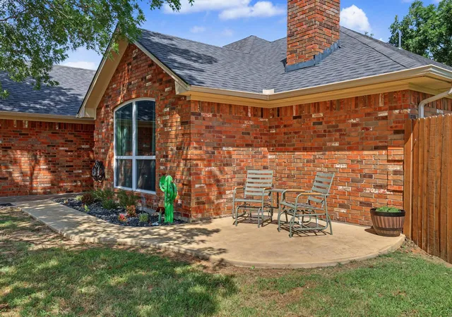 Photo 3 of Single family home for sale at 202 Daniel Ct, Collinsville, TX 76233 | MLS# 21326536 | Listing updated on 2026-09-14
