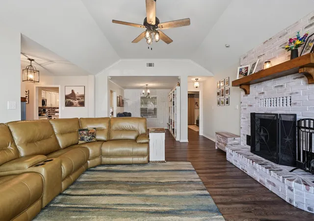 Photo 3 of Single family home for sale at 202 Daniel Ct, Collinsville, TX 76233 | MLS# 21326536 | Listing updated on 2026-10-06