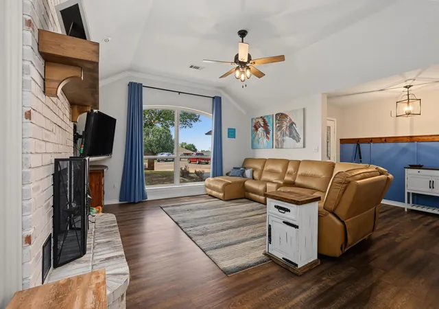 Photo 4 of Single family home for sale at 202 Daniel Ct, Collinsville, TX 76233 | MLS# 21326536 | Listing updated on 2026-10-06