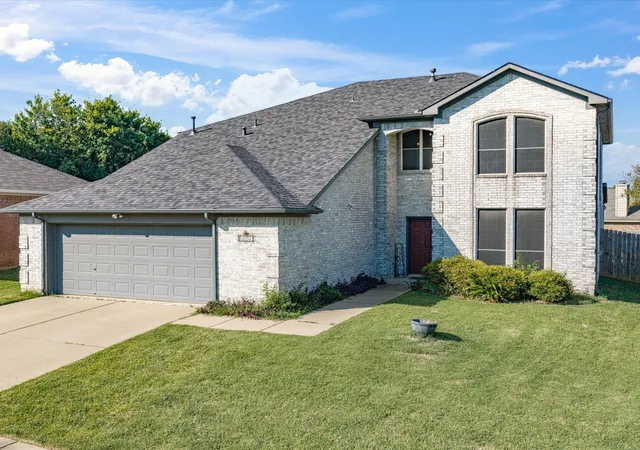Photo 3 of Single family home for sale at 5004 Vaquero Dr, Arlington, TX 76017 | MLS# 21326714 | Listing updated on 2026-09-11
