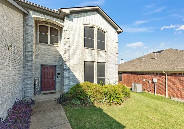 Photo 3 of Single family home for sale at 5004 Vaquero Dr, Arlington, TX 76017 | MLS# 21326714 | Listing updated on 2026-09-11