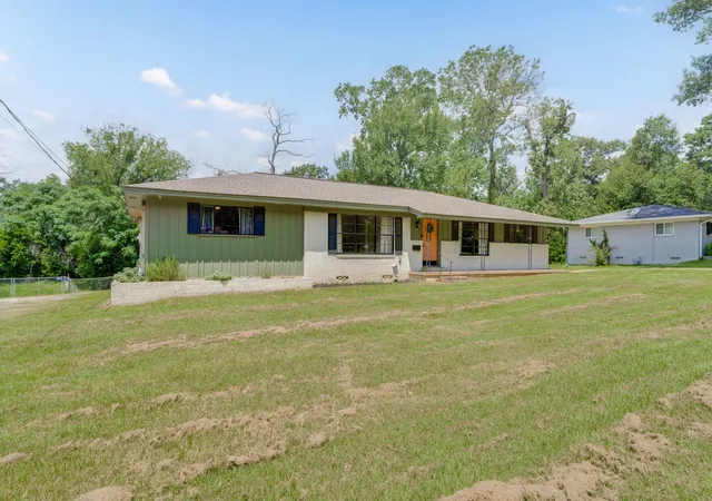 Photo 2 of Single family home for sale at 137 Gardner Dr, Palestine, TX 75803 | MLS# 21326190 | Listing updated on 2026-07-29