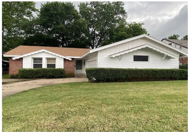 Photo 1 of Single family home for sale at 1212 N Grant Dr, Sherman, TX 75092 | MLS# 21326840 | Listing updated on 2026-09-16
