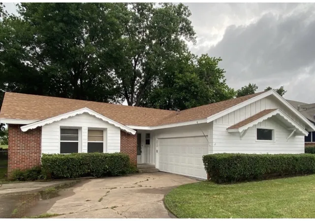 Photo 2 of Single family home for sale at 1212 N Grant Dr, Sherman, TX 75092 | MLS# 21326840 | Listing updated on 2026-09-16