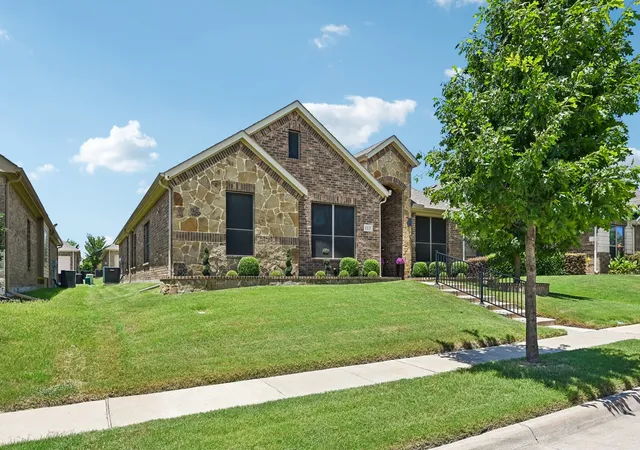 Photo 2 of Single family home for sale at 113 Cool Meadows Ln, Red Oak, TX 75154 | MLS# 21325120 | Listing updated on 2026-10-02
