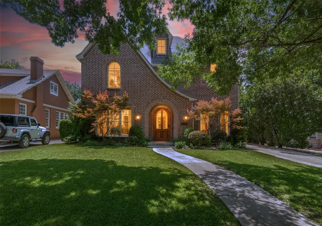Photo 1 of Single family home for sale at 6122 Bryan Pkwy, Dallas, TX 75206 | MLS# 21326610 | Listing updated on 2026-09-12