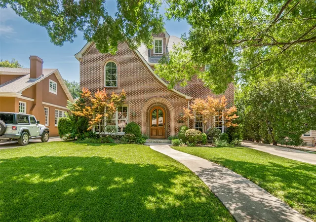 Photo 2 of Single family home for sale at 6122 Bryan Pkwy, Dallas, TX 75206 | MLS# 21326610 | Listing updated on 2026-09-12