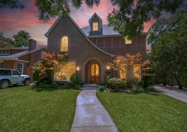 Photo 3 of Single family home for sale at 6122 Bryan Pkwy, Dallas, TX 75206 | MLS# 21326610 | Listing updated on 2026-09-12