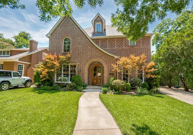 Photo 3 of Single family home for sale at 6122 Bryan Pkwy, Dallas, TX 75206 | MLS# 21326610 | Listing updated on 2026-09-12